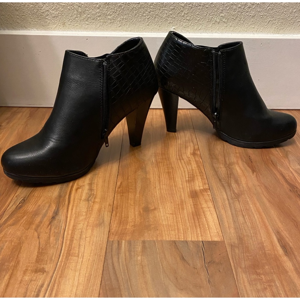 Black zip-on bootie 3-inch heel - Size 10
